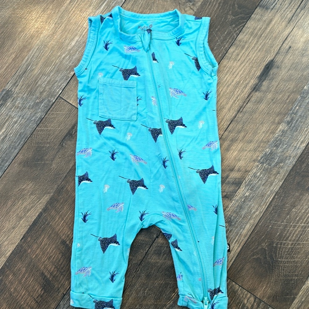 Kyte baby sleeveless zippered romper 6-12 months